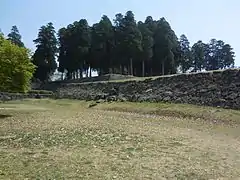 San-no-maru (Darüber das baumbestandene Ni-no-maru)