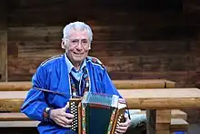 Volksmusiker Hitsch Jenny in einer Trachtenbluse (Sennechutteli)