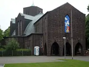 Kirche Heilige Schutzengel, parabelförmige Arkaden