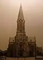 Turmfront der neogotischen Kirche im Jahr 1895