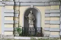 Nische mit Nepomukstatue zum Rennweg hin