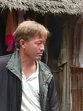 Ein blonder Mann der Hmong