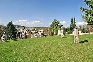 Moderne Steinplastiken auf dem Hügel Gotthard von Horschitz