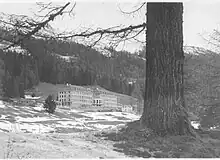 Das Bild zeigt das neue Hochalpine Töchterinstitut Fetan kurz vor seiner Fertigstellung. Rechts unten sieht man noch eine Bauhütte, die nach der Fertigstellung des Neubaus wieder rückgebaut wurde. Noch fehlen die beiden charakteristischen, am jeweils äussersten Ende des Neubaus vorgelagerten Pavillons, die erst später hinzugefügt wurden und das Ensemble abrundeten