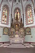 Hochaltar in der Kirche