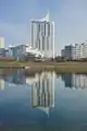Hochhaus Neue Donau, Blick von Südwesten mit Spiegelung in der Neuen Donau
