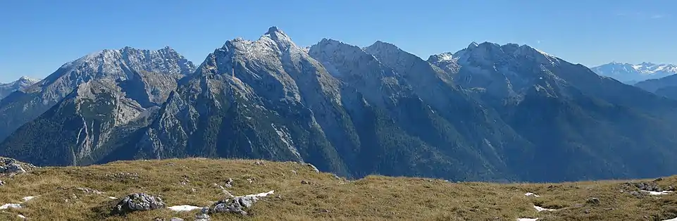 Ansicht von Nordwesten: Blick von der Reiter Alm auf das Hochkaltergebirge, links im Bild außerdem Kahlersberg und Watzmann sowie ganz rechts die Glocknergruppe