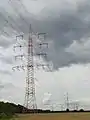 Vier 380-kV-Stromkreise in Tonnenmast-Anordnung, darunter zwei 220-kV-Kreise in Einebenenanordnung.