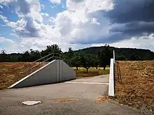 Erdwall durch den eine Straße führt