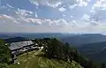 Blick von der Meyringer-Wart Richtung Osten mit dem Schutzhaus im Vordergrund und am Horizont das Leithagebirge