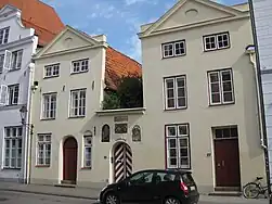 Wahmstraße 73–77, mit Tor zum „v. Höveln-Gang“