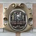 Wappen an einem Gebäude mit dem Stadtnamen „H-O-F“