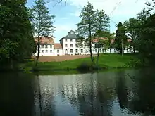 Hotelkomplex mit Gutsweiher