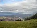 Wiese auf dem Gipfel. Blick in Richtung Wasserfallen und Passwang.