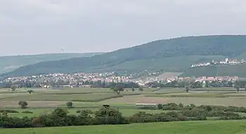 Stromberg-Hauptkamm mit Hohenhaslach im Kirbachtal und Fernmeldeturm Brackenheim 1 (am Horizont) von Süden