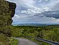 Aussicht vom Fahrweg unweit der "Drážďanská vyhlídka" (Dresdner Aussicht) in Richtung Südwesten zu den Bergen des Böhmischen Mittelgebirges