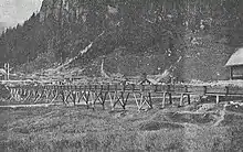 Holzkanal über den Arniboden während der Bauphase