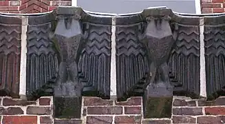 Detail des in Klinker ausgeführten Doppeladlerfrieses