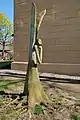 Engel-Skulptur vor der Kirche