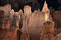 Die Hoodoos werden in diesem Gegenlichtbild von anderen Hoodoos beleuchtet, die das Sonnenlicht reflektieren.