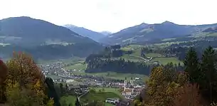 Hopfgarten, fotografiert von einem Wanderweg auf die Hohe Salve