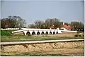 Neunbögige Brücke von Südwesten, im Hintergrund die Hortobágyi csárda