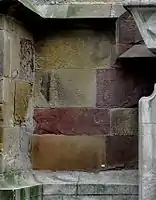 Wandreliefs der linkenRückwand.
