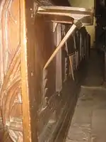 Hochgeklapptes Lesepult an der Rückwand eines Sitzes in Segment C.