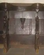 Sitz mit Miserikordie bei hochgeklapptem Sitzbrett.