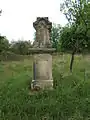 Rest eines Steinkreuzes auf dem Friedhof in Cserfekvés