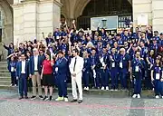 Die italienische Mannschaft mit der Flamme vor dem Rathaus der Gastgeberstadt Hannover