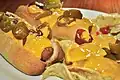 Hot dogs mit Käsesoße und Jalapenos