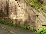 Alter Hinweispfeil zum Hotel Andree’s Berg an einer Straßenunterführung der Dransfelder Rampe