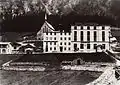 Das Hotel Pontresina & Post nach der Erweiterung von 1881, im Hintergrund die gleichzeitig erbaute Holy Trinity Church