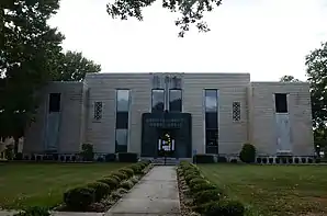 Howard County Courthouse in Nashville (2016).  Das 1939 fertiggestellte Verwaltungs- und Gerichtsgebäude (Courthouse) des County ist seit Juni 1990 im National Register of Historic Places eingetragen.