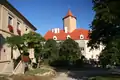 Im Inneren der Burg: Blick auf Palas mit Gratturm