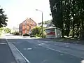 Haltestelle Cunersdorf (2016), die Wartehalle befand sich zwischen dem roten Haus und der Bushaltestelle