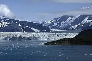 Disenchantment Bay mit Hubbard-Gletscher und Mount Vancouver im Hintergrund
