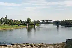Blick von der Aussichtsplattform am Domfelsen auf die Hubbrücke, im Hintergrund links Stadthalle und Albinmüller-Turm