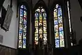 Chor mit Kirchenfenstern
