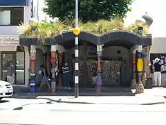 Die „Hundertwasser toilets“ in Kawakawa (Neuseeland) – das letzte Bauwerk Hundertwassers, das einzige auf der Südhalbkugel