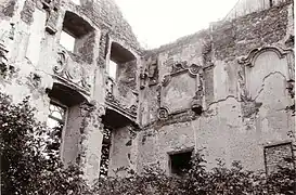 Verfallenener Mittelbau des Schlosses, vormaliges Treppenhaus, etwa 1980