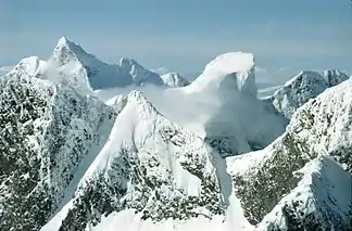 Gipfel in Hurrungane in verschneitem Zustand, gesehen vom „Storen“: Store Ringstind (2124 moh.) links und Store Austanbotntind (2204 moh. rechts)