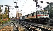 Elektrolokomotive WAP-7 (weiß) mit LHB-Reisezugwagen. Hinter der Lok ist der Generatorwagen.