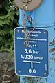 Hinweisschild für einen Überflurhydranten in Payerbach mit der Nr. 11 mit einem Druck von 8,6 bar; Fördermenge von 1930 l/min und der sich 0,6 Meter vor diesem Schild befindet.