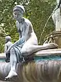 Mädchen am südöstlichen Brunnenrand