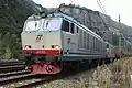 Güterzug mit zwei E652 im Bf Blumau