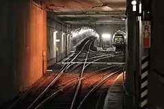 Dreigleisige Kehr­anlage der Grundstrecke A der U-Bahn Frankfurt (M) im Bahnhof Frankfurt (M) Süd. Die äußeren Gleise (im Bild das linke) sind für eine Strecken­verlängerung vorbereitet