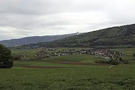 Die Dörfer Lamboing (links) und Diesse (rechts) am Tessenberg (rechts oben), im Hintergrund der Chasseral