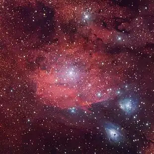 Der rötliche Emissionsnebels IC 1284 und die beiden bläulichen Reflexionsnebel NGC 6589, NGC 6590, aufgenommen mithilfe des VLT Survey Telescope